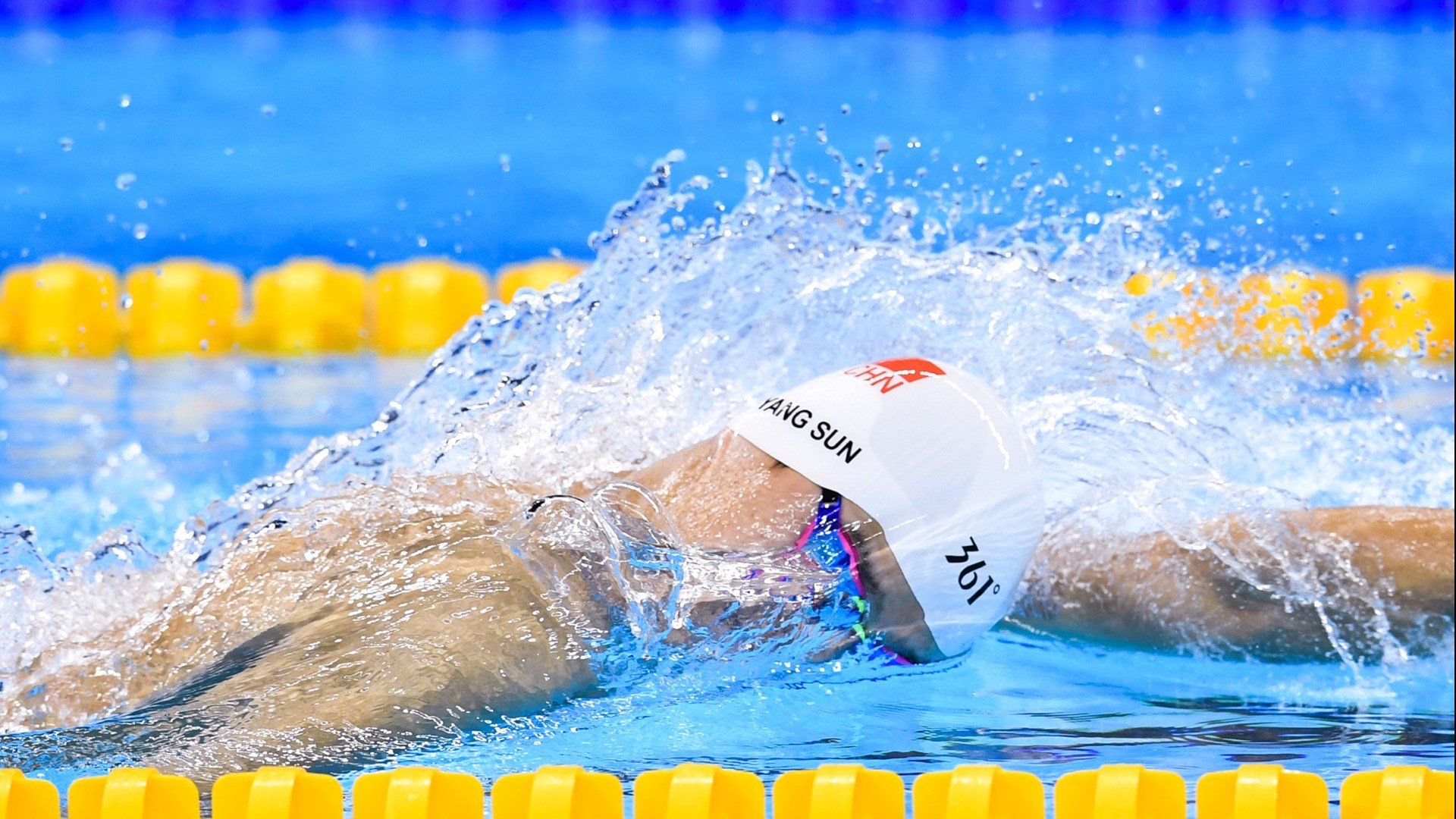 “2025世界游泳锦标赛:泳池上的速度大战与优雅演绎”